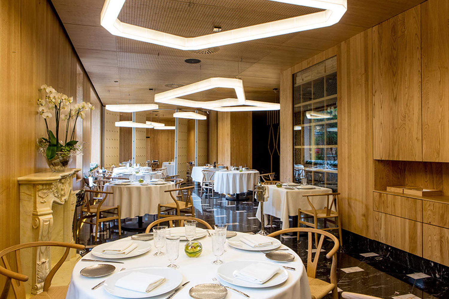 A Barra restaurant, Madrid. | a emotional light